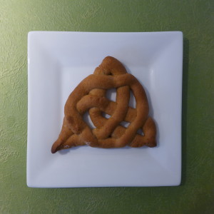 An elegant Celtic Knot cookie for Saint Patrick's Day.  Great with a strong cup of Irish Breakfast tea!